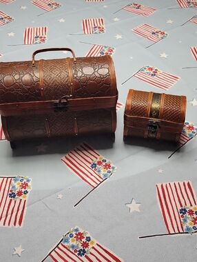Vintage-Style Brown Decorative Treasure Chests (Set of 2)